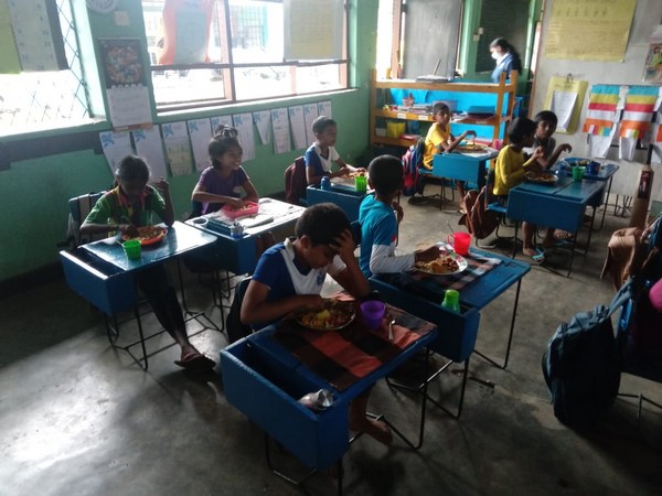 lunchfromtheDStoBatawalaPrimarySchool 2