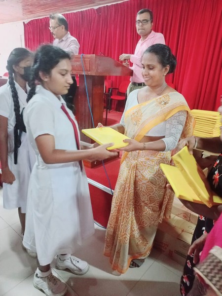 Distribution of financial aid and educational equipment20230504