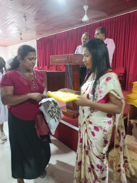 Distribution of financial aid and educational equipment20230504 3