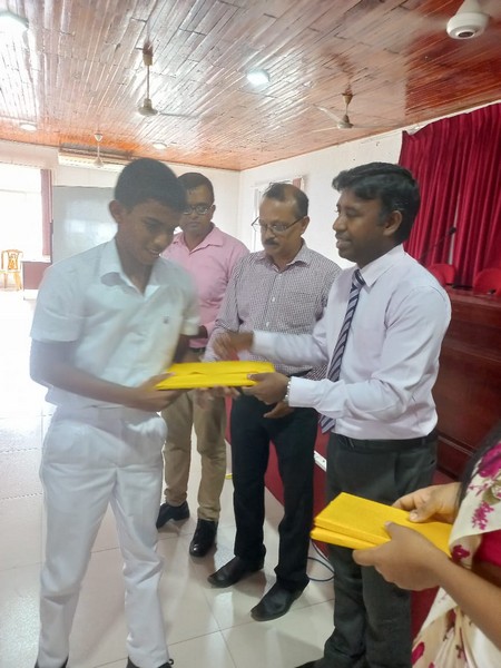 Distribution of financial aid and educational equipment20230504 5