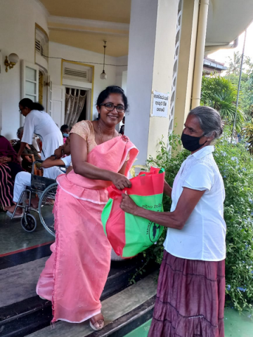 Providing dry food parcels for low-income families / Homagama (2022-09-02)