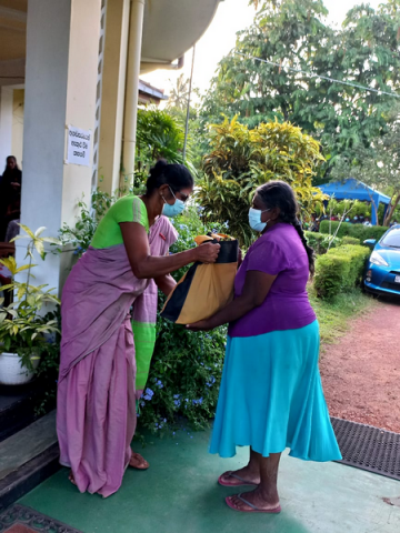 Providing dry food parcels for low-income families / Homagama (2022-09-02)