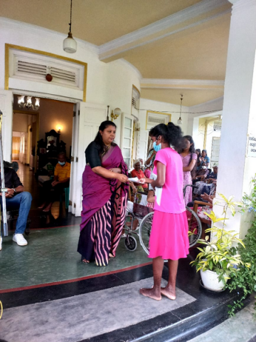 Providing dry food parcels for low-income families / Homagama (2022-09-02)