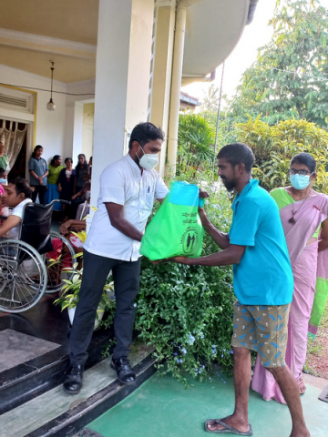 Providing dry food parcels for low-income families / Homagama (2022-09-02)