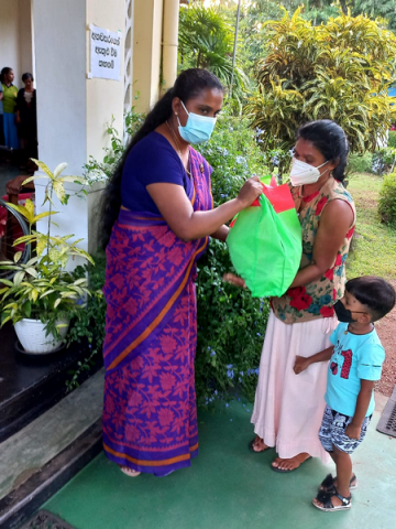 Providing dry food parcels for low-income families / Homagama (2022-09-02)