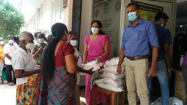 Distribution of essential food received under Indian subsidy / Homagama(2022-07-06)