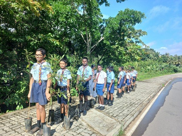 A tree planting program on both sides of the Homagama-Katuwana bypass road (2023-09-23)