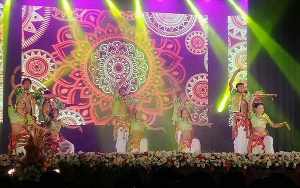 Homagama artists honored with "Vishwabhinandana" award (2023-11-22)