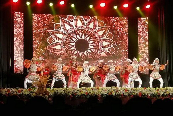 Homagama artists honored with "Vishwabhinandana" award (2023-11-22)