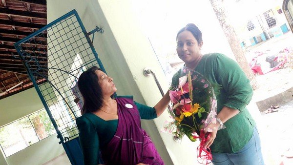 Homagama women preparing to generate income through natural plant leaves (2023-12-17)