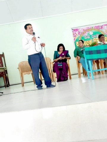 Homagama women preparing to generate income through natural plant leaves (2023-12-17)