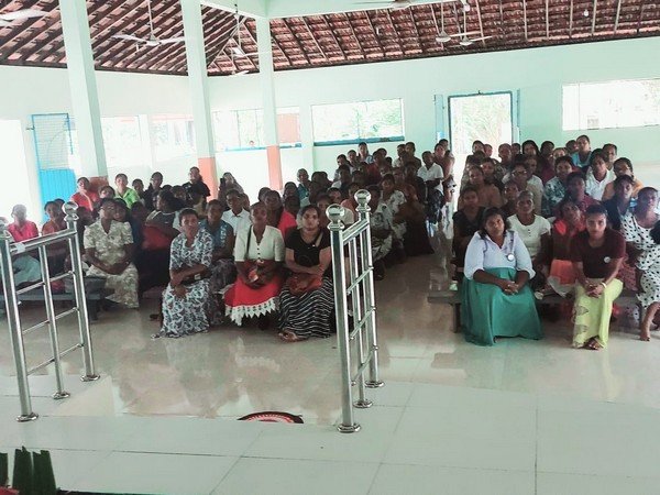Homagama women preparing to generate income through natural plant leaves (2023-12-17)